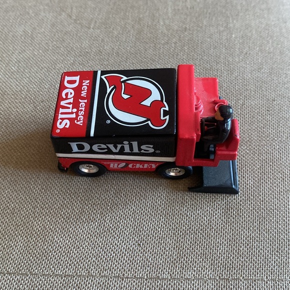 Bundle of (2) NJ Devils die cast Zambonis 🏒 - Picture 4 of 5